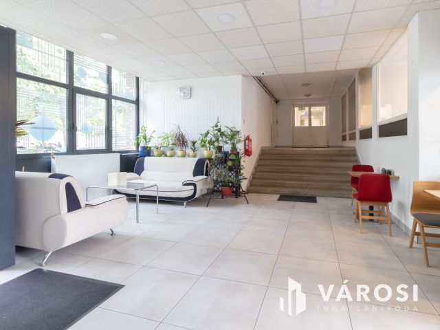 1.emeleti, 16 m2-es iroda saját minikonyhával a Fáy utcában