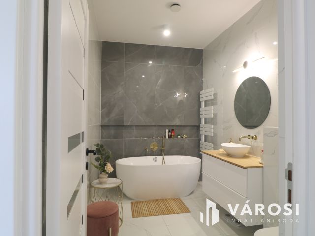 Újszentiváni modern, energia takarékos, szép családi ház !
