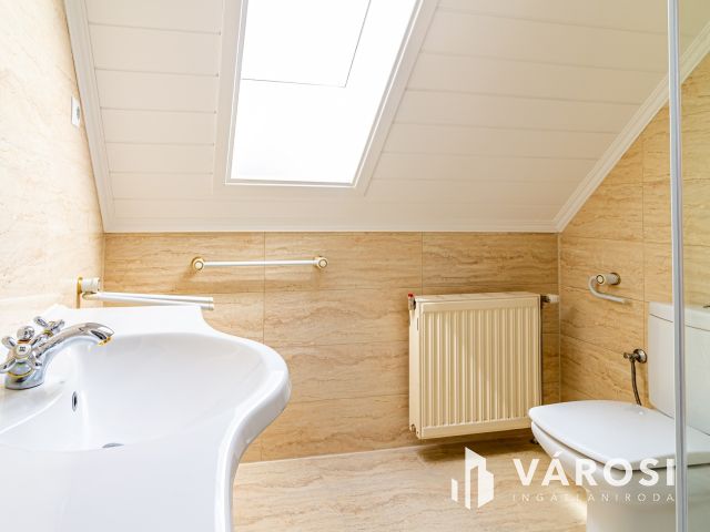 Csend, tér, kert és elegancia – kiadó ház Bp 2.kerületében