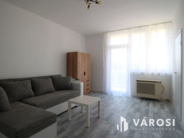 Kazinczy lkt.-en, 4. emeleti, 40 m2 tégla lakás kiadó.