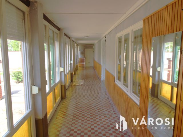 Nagy porta csendes utca élhető élettér