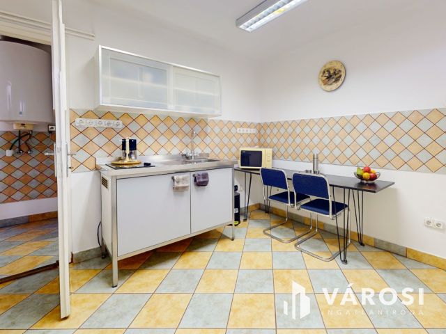 Üzleti iroda, raktár, műhely 4db parkolóval, pincével eladó