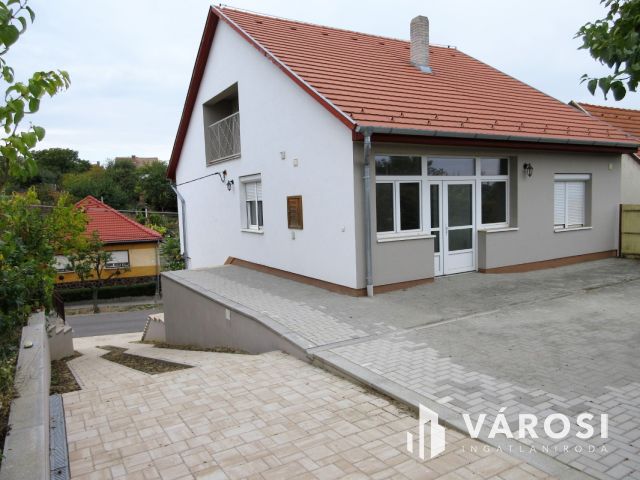 A teljesség igényével felújított családi ház a Rómahegyen!